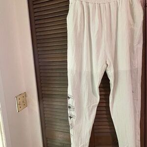 Women’s casual pull-on pants.  White, sizeXL